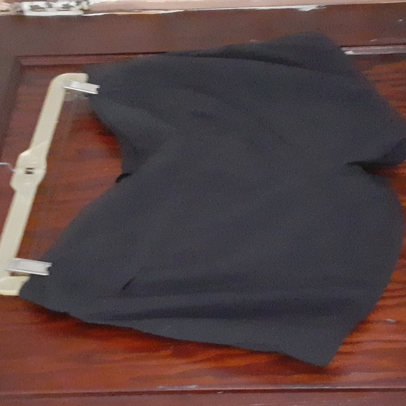 Athleta sz 14 shorts with silver closure and zipper mesh lined pockets - Picture 4 of 8